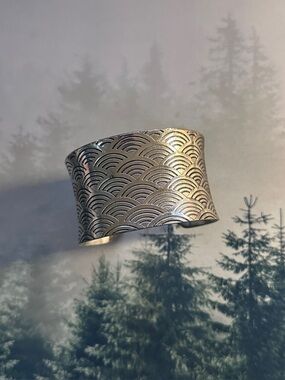 Silver cuff bracelet with wave pattern #cuff #waves #boho #bracelet #summer